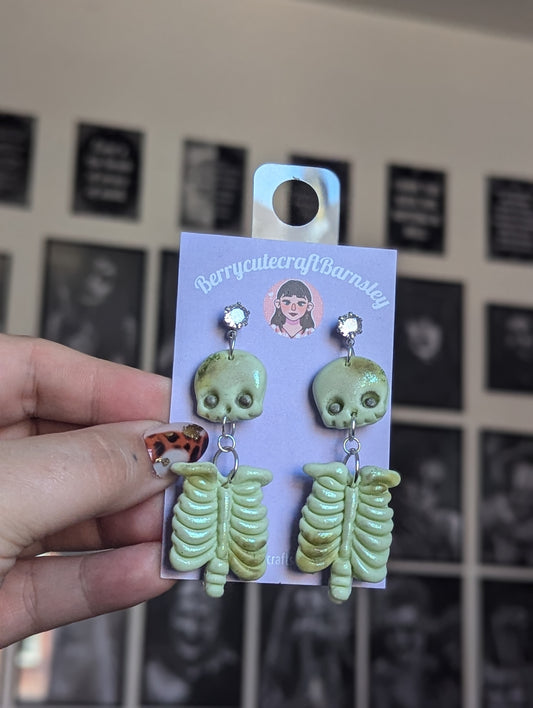 Skull earrings decaying